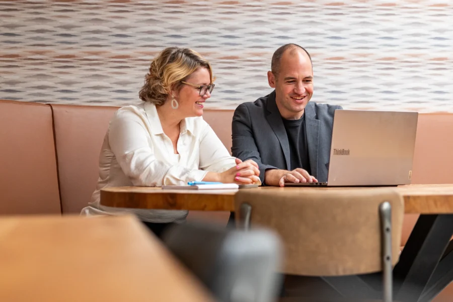 Collega's vergaderen via laptop