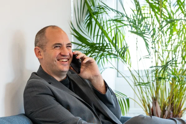 Marko belt met mobiele telefoon